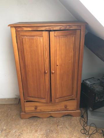 Commode en bois disponible aux enchères