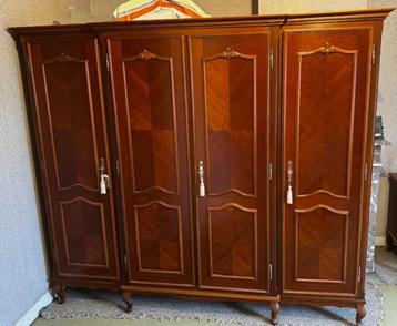 Grande armoire vintage pratique disponible aux enchères