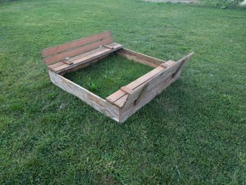 Houten zandbak met ingebouwde bankjes beschikbaar voor biedingen