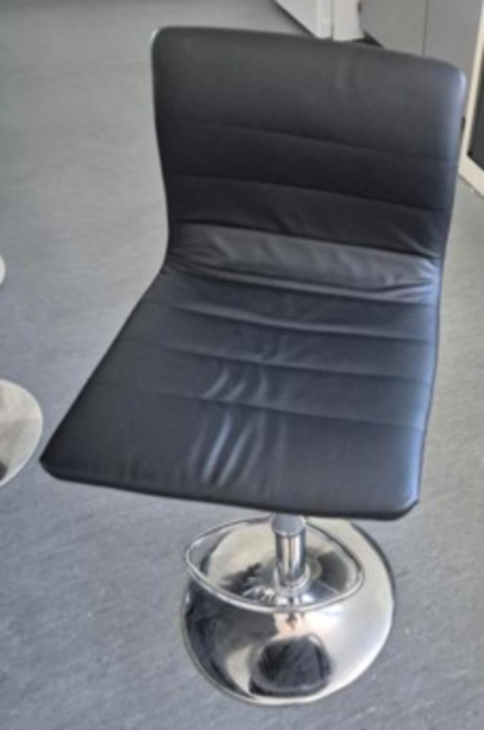 Barstoel Knox - Lederlook Zwart, Huis en Inrichting, Barkrukken, Gebruikt, 60 tot 90 cm, Kunststof, Leer, Metaal, 5 krukken of meer