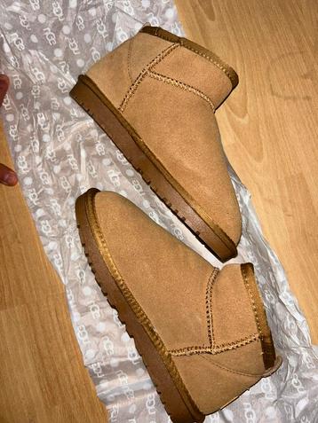 Ugg neuf taille 36 et 38 disponible neuf jamais porte beschikbaar voor biedingen
