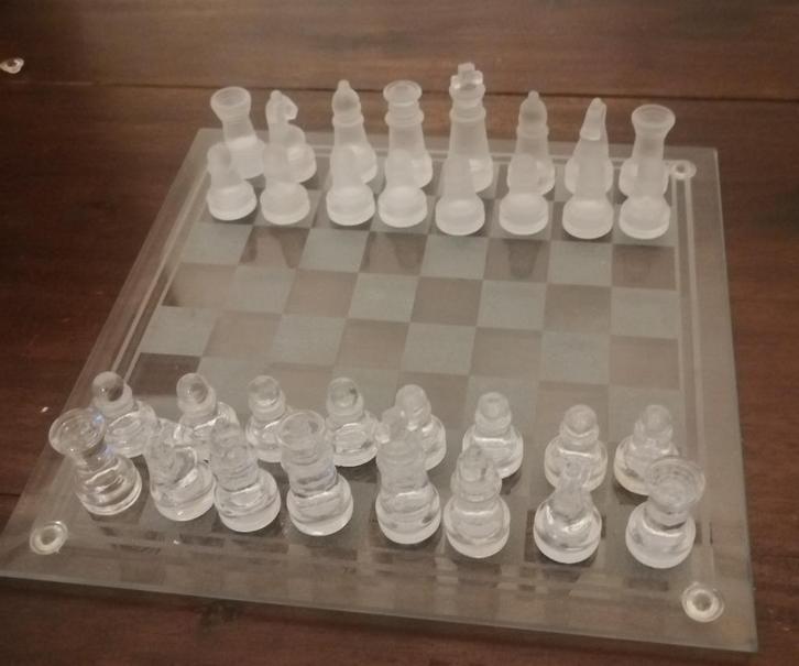 Schaakspel in glas met glazen stukken in kartonnen doos. Stu, Hobby en Vrije tijd, Gezelschapsspellen | Bordspellen, Nieuw, Ophalen of Verzenden