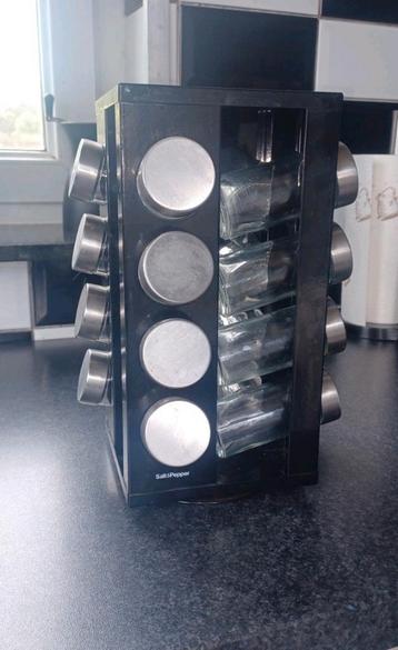 Salt en pepper draaiend kruidenrekje beschikbaar voor biedingen