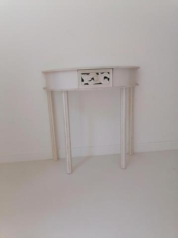 Houten muurtafeltje beschikbaar voor biedingen