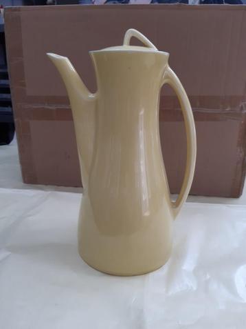 Vintage koffiekan beschikbaar voor biedingen