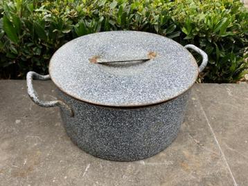 GROTE VINTAGE KOM IN GESPIKKELD BLAUW EMAILLE . H : 21 CM beschikbaar voor biedingen