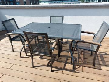 Tafel en stoelen beschikbaar voor biedingen
