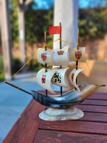 Decoratief sierbootje in hoorn beschikbaar voor biedingen