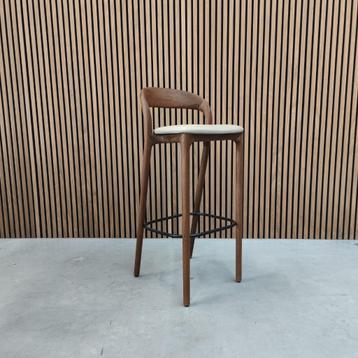 Artisan Neva light 79 bar chair creme leather