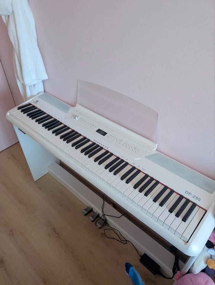 Perfecte beginners piano met onderstel Fazley DP250, Muziek en Instrumenten, Piano's, Zo goed als nieuw, Piano, Ophalen