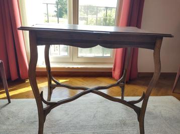 Decoratief tafeltje beschikbaar voor biedingen
