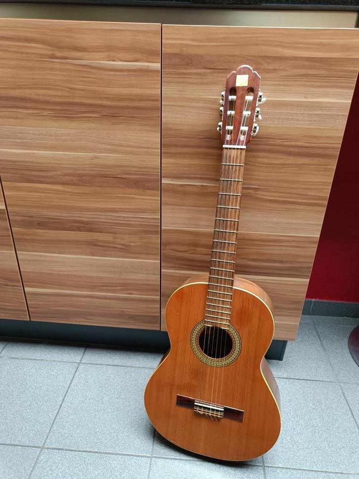 Alhambra klassieke gitaar, Muziek en Instrumenten, Snaarinstrumenten | Gitaren | Akoestisch, Zo goed als nieuw, Klassieke of Spaanse gitaar