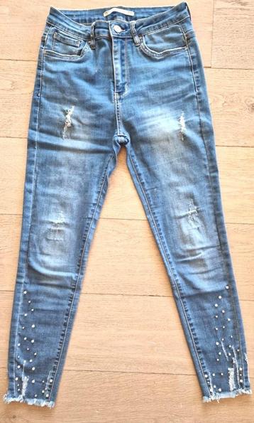 Skinny jeans met pareltjes beschikbaar voor biedingen