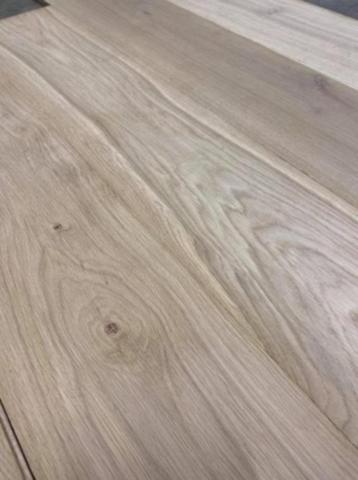 Samengesteld parket met eiken toplaag beschikbaar voor biedingen