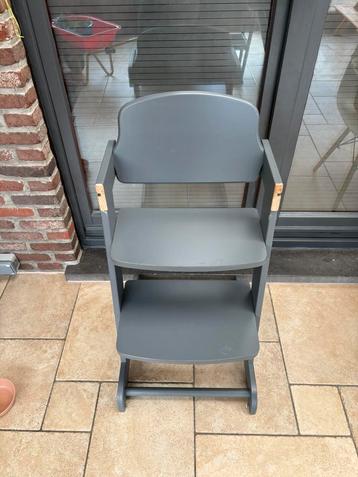 Chaise haute en bois beschikbaar voor biedingen