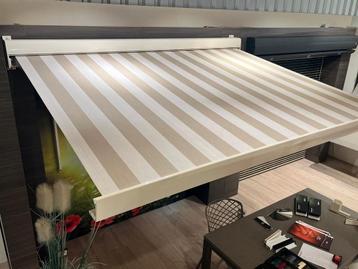 Nieuw zonnescherm met Somfy motor, Tuin en Terras, Zonneschermen, Ophalen, Nieuw