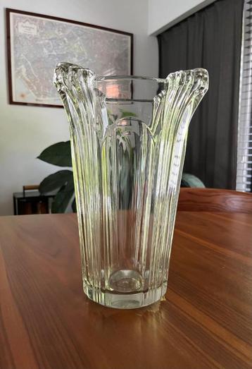 Glazen art deco vaas beschikbaar voor biedingen
