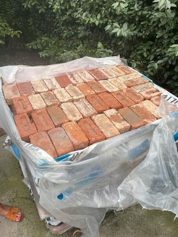 Bakstenen beschikbaar voor biedingen