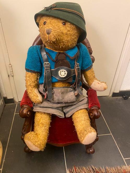 40er / 50er Jaren Beer in Lederhosen pakje ( Stro Gevuld )., Antiek en Kunst, Antiek | Speelgoed, Ophalen