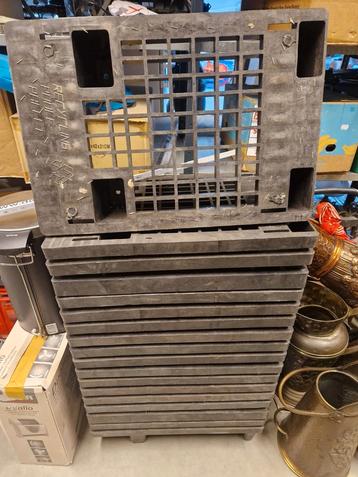  18 stevige kunststof pallets 40x60 – €80 voor de hele stape beschikbaar voor biedingen