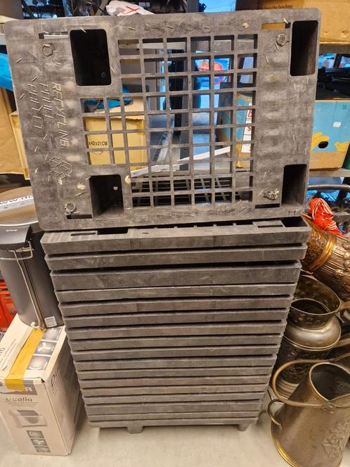 18 stevige kunststof pallets 40x60 – €80 voor de hele stape, Doe-het-zelf en Bouw, Palletwagens en Pompwagens, Zo goed als nieuw