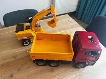BRUDER 2751 - MAN vrachtwagen met Liebherr graafmachine beschikbaar voor biedingen
