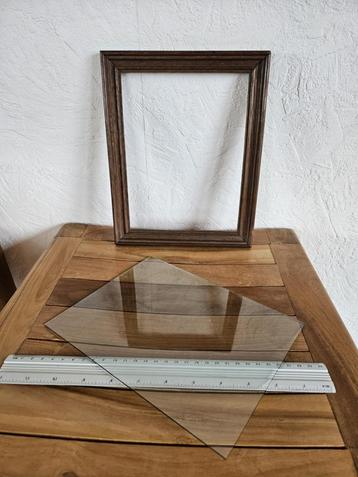 Ancien encadrement en bois 21 x 26 cm + vitre beschikbaar voor biedingen