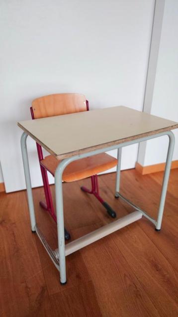 schoolbankje retro beschikbaar voor biedingen