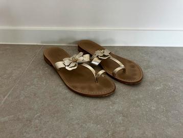 Zomerse teenslipper beschikbaar voor biedingen