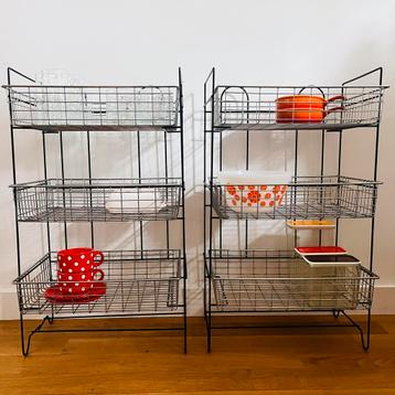 Paar vintage metalen rekjes met uitneembare bakjes beschikbaar voor biedingen