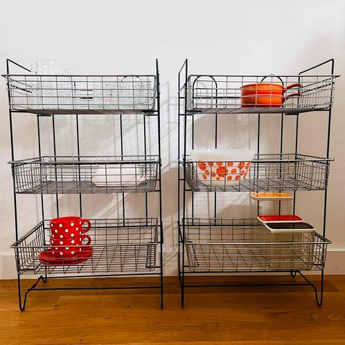 Paar vintage metalen rekjes met uitneembare bakjes, Huis en Inrichting, Kasten | Overige, Gebruikt, Ophalen of Verzenden