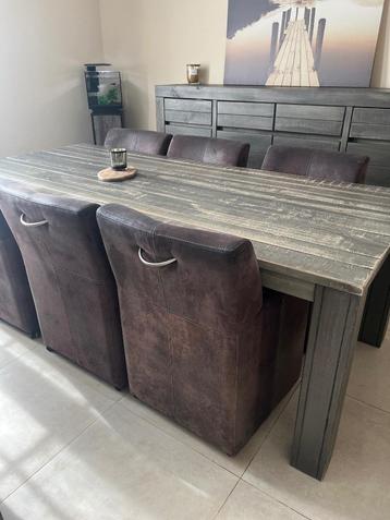 Tafel met 6 stoelen en dressoir  beschikbaar voor biedingen