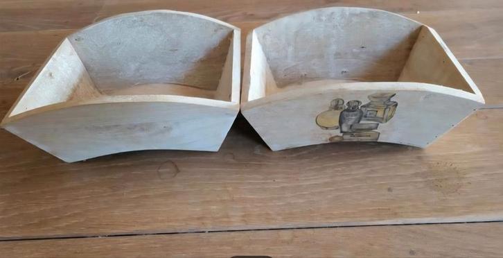 2 houten bakjes

(In nieuwstaat), Huis en Inrichting, Woonaccessoires | Schalen en Manden, Zo goed als nieuw, Ophalen of Verzenden