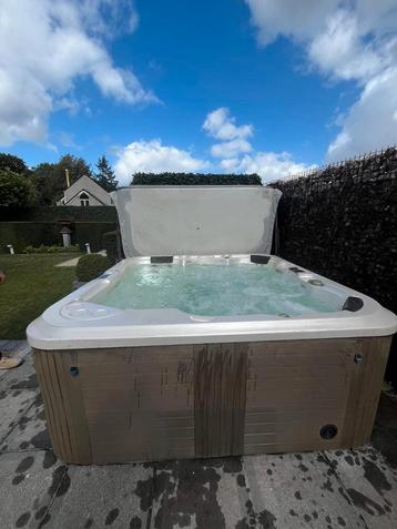 Jacuzzi gratis geleverd  beschikbaar voor biedingen