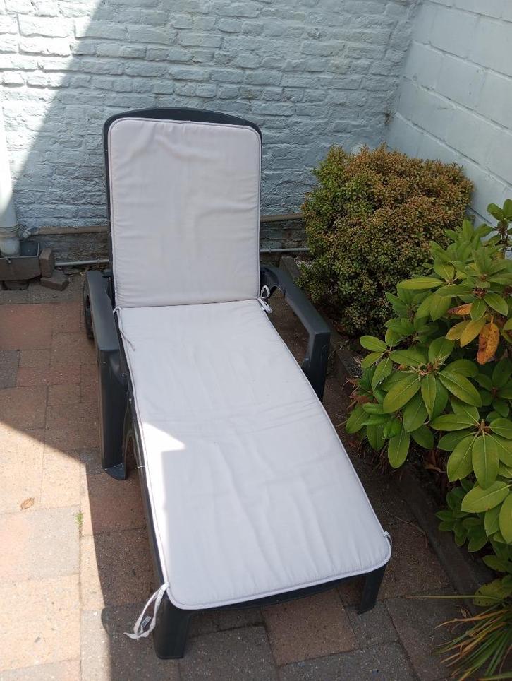Ligbed Grosfillex met kussen verrijdbaar, Tuin en Terras, Ligbedden, Zo goed als nieuw, Kunststof, Inklapbaar, Verstelbaar, Verrijdbaar