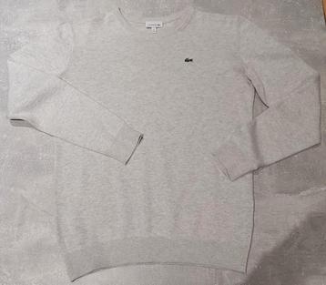 Pull Lacoste gris clair en taille 152(12 ans). beschikbaar voor biedingen