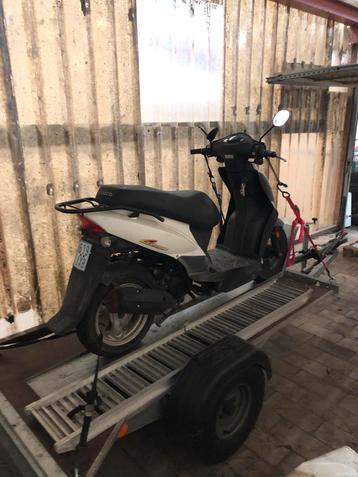 4 scooters voor rijden of onderdelen staan in venlo holland beschikbaar voor biedingen