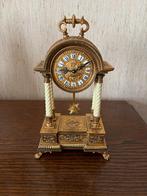 Clock+ Paar kandelaars in goudkleurig, geaderd marmer, Antiek en Kunst, Ophalen, Overige materialen