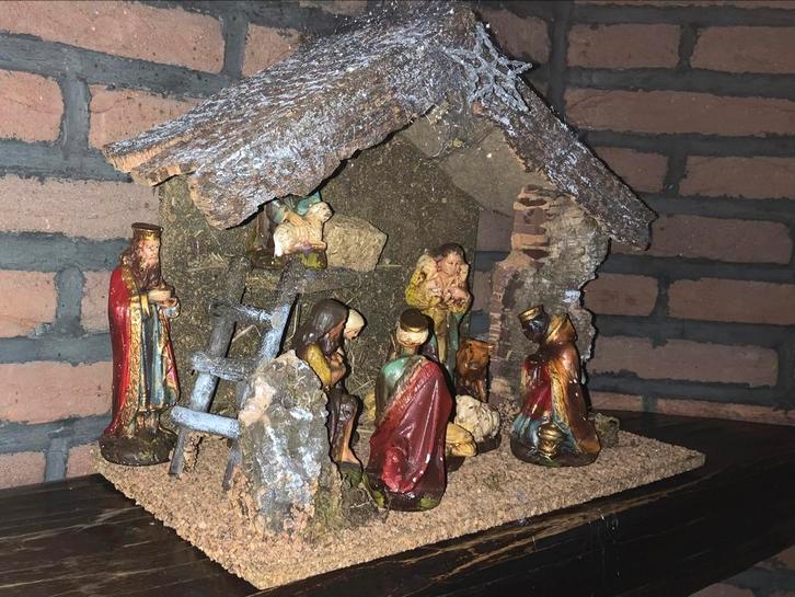 Kerststal met zolderruimte en beeldjes., Diversen, Kerst, Gebruikt, Ophalen