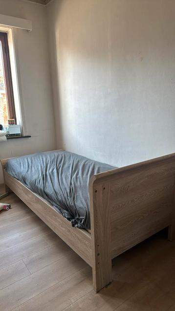 eenpersoonsbed + matras + bureau beschikbaar voor biedingen