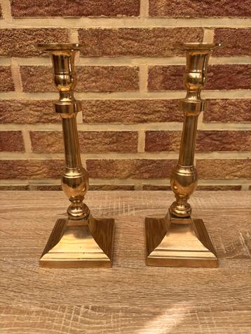 Koper kandelaars beschikbaar voor biedingen