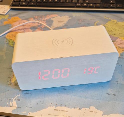Digitale wekker met GSM oplader, Elektronische apparatuur, Wekkers, Zo goed als nieuw, Ophalen of Verzenden