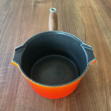 Vintage Le Creuset gietijzeren sauspan + Teck houten handvat beschikbaar voor biedingen