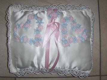 Coussin pour alliances en satin blanc pour 5 euros beschikbaar voor biedingen