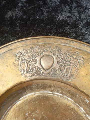 17de Eeuwse Bronzen Hostieschaal..Diameter 33,5 CM  beschikbaar voor biedingen