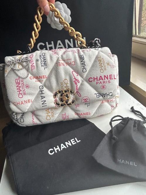 Handtas Chanel met stof en serienummer en zak, Handtassen en Accessoires, Tassen | Schoudertassen, Gebruikt, Overige merken, Overige kleuren