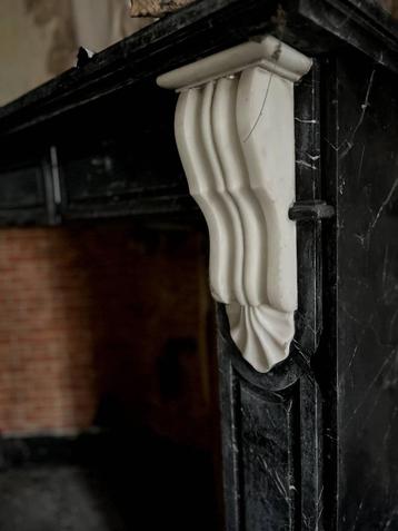 Antieke schouwmantels – 19de eeuw beschikbaar voor biedingen