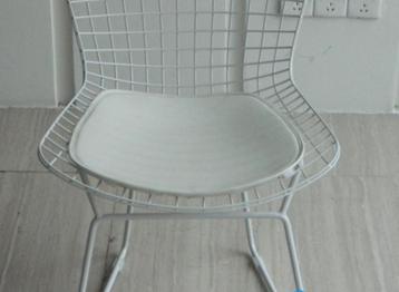 Wire chair volledig wit kussen beschikbaar voor biedingen