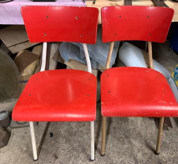 3 retro stoelen 2 rood 1 mintgroen 50€ beschikbaar voor biedingen