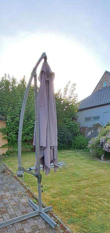 Grijze zweefparasol met voet  beschikbaar voor biedingen